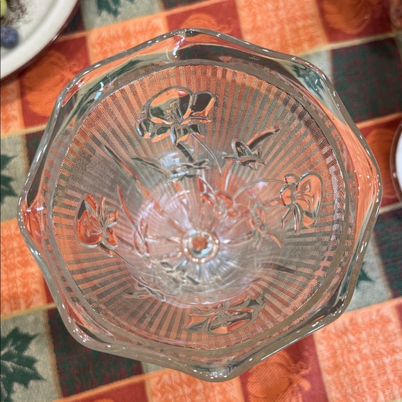 Jeannette glass iris herringbone 9" vase - VINTAGE - Picture 4 of 5